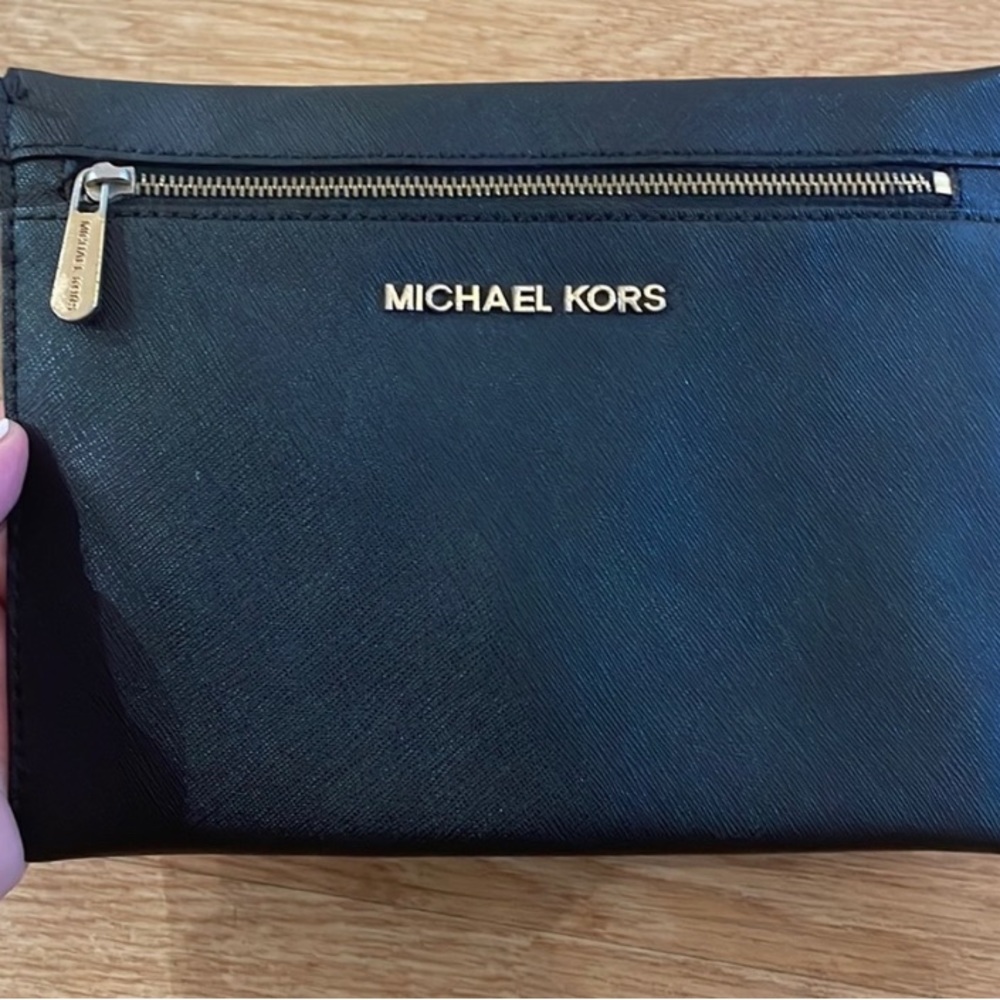 Michael Kors wristlet - Picture 1 of 3